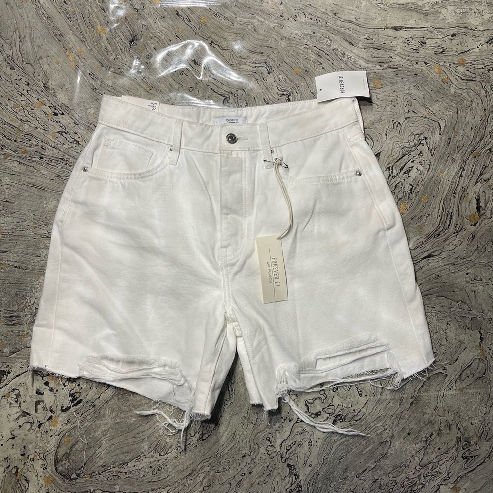 New Women’s white denim Jean 
shorts size 27
Mom shorts 
High rise relaxed - Picture 2 of 9